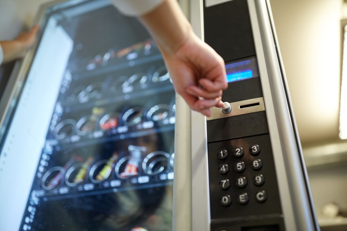 Come aprire un distributore automatico h24: costi e requisiti