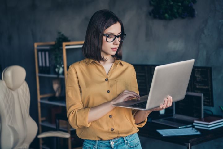 Femme ordinateur micro entreprise en ligne