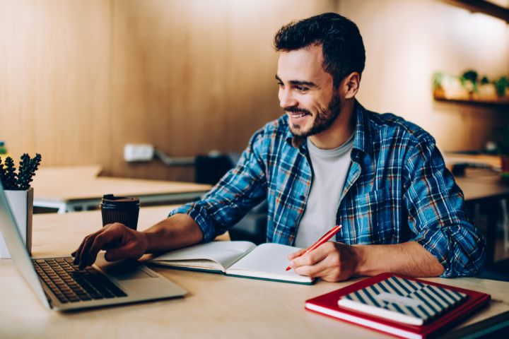 Homme création d’entreprise en ligne