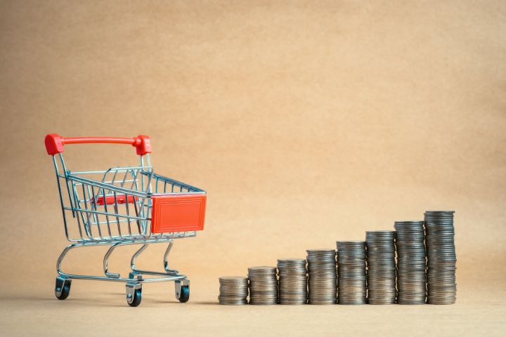 Panier moyen avec piles de pièces