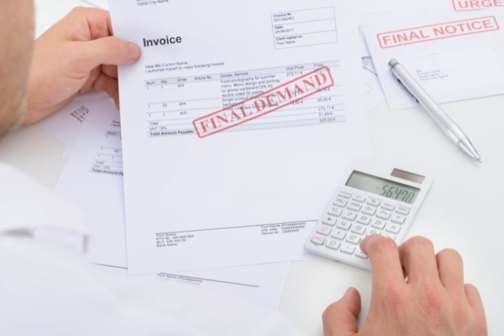 Homme calculant la dernière relance