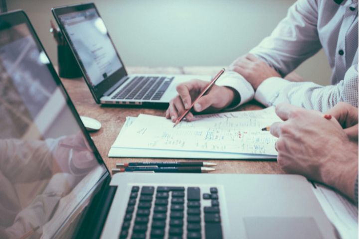 Homme d'affaires travaillant sur la comptabilité
