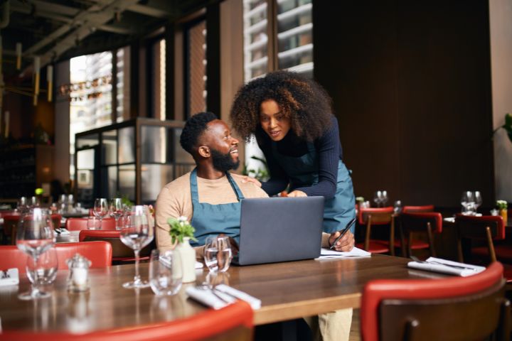 Couple de restaurateurs rédigent un business plan