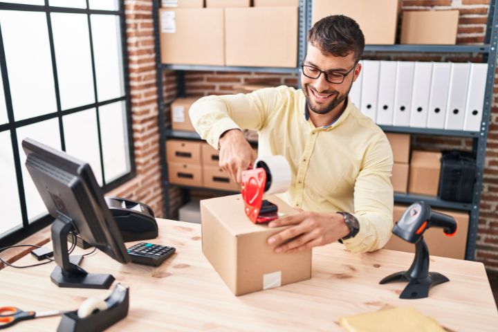 Jeune homme entrepreneur ecommerce