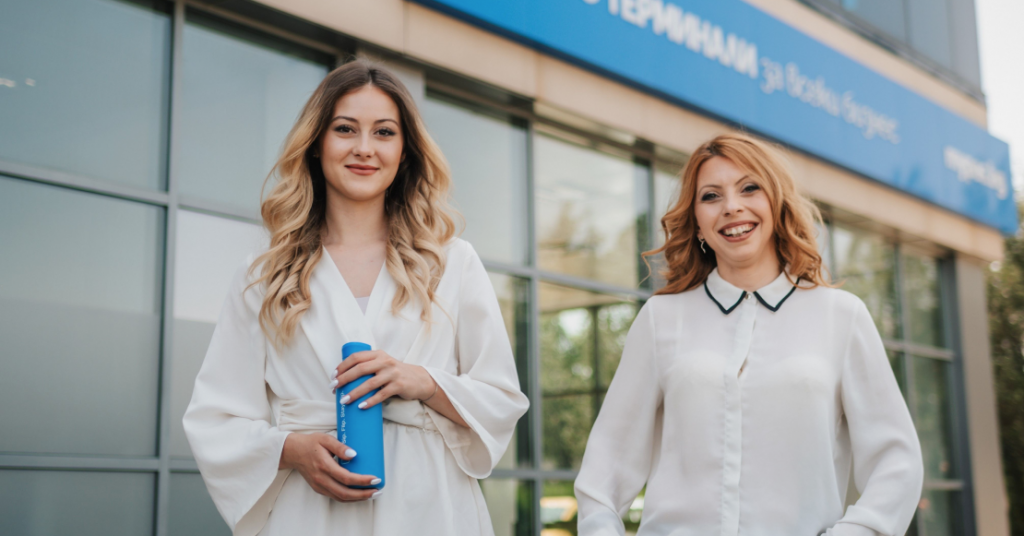 Колеги в myPOS пред магазина на компанията.